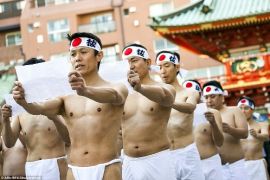 Nghi lễ đóng khố tắm nước lạnh mừng năm mới của người Nhật